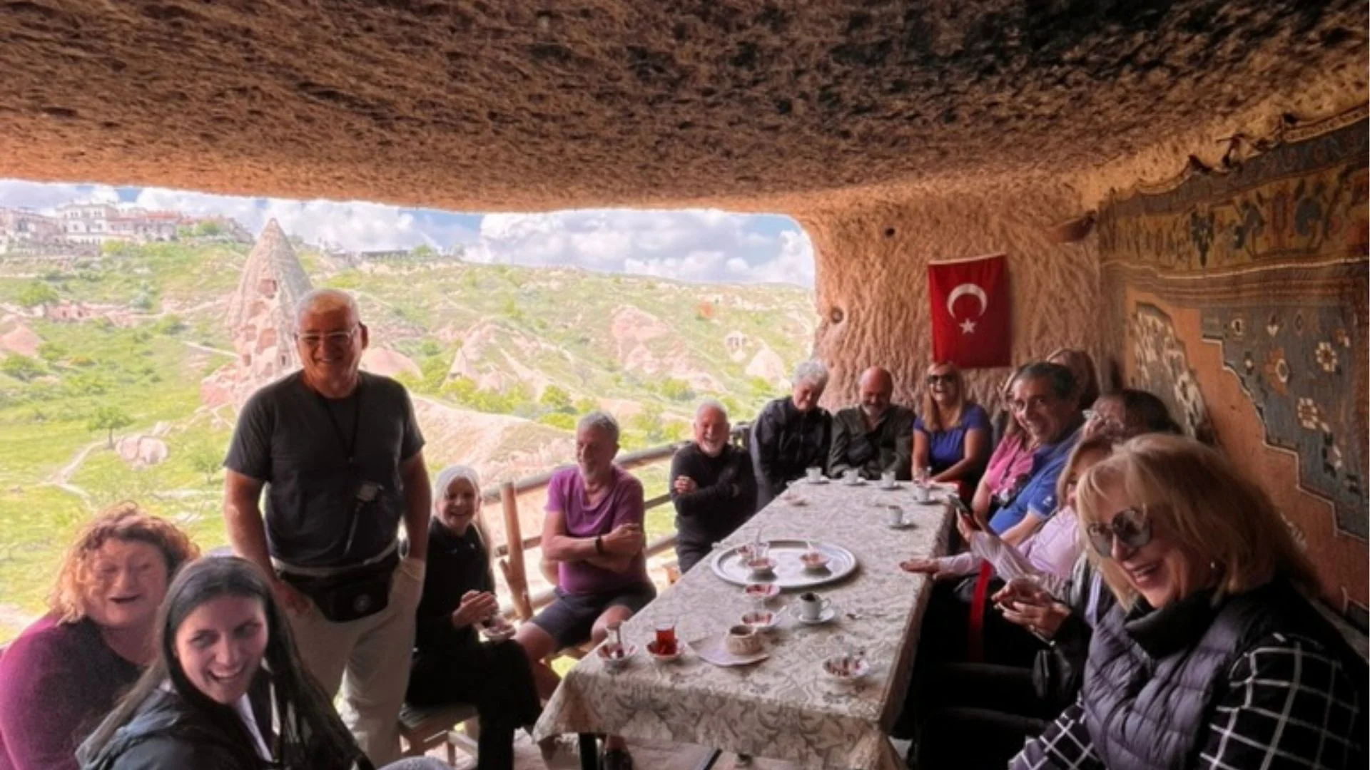 Conversación alrededor de una mesa en una vivienda de roca de Capadocia