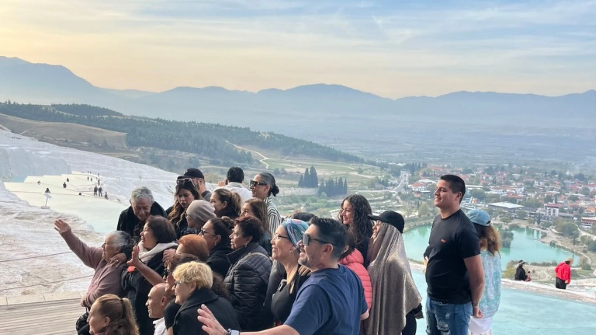 Grupo y guía observando las terrazas de Pamukkale