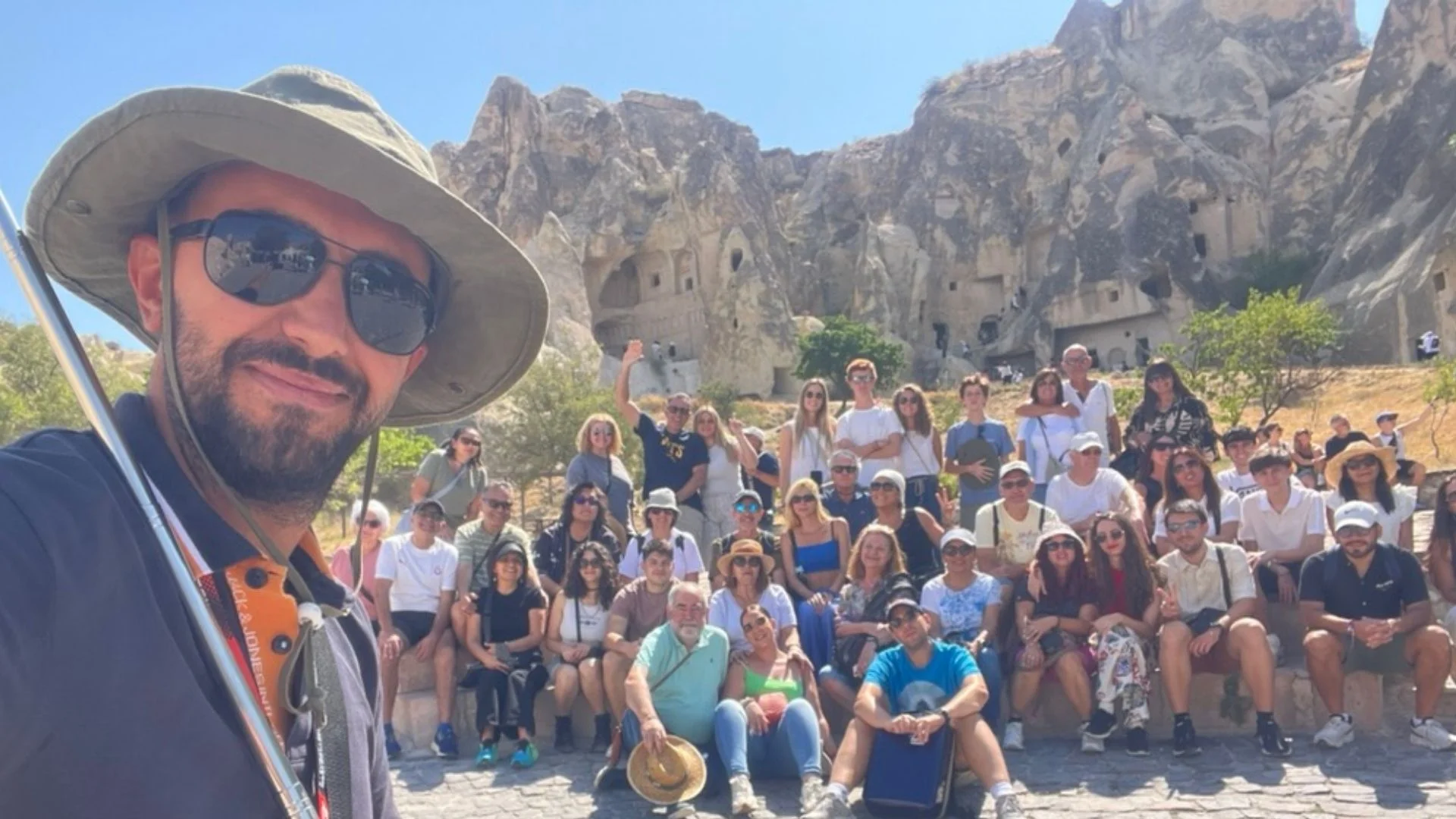 Nurettin y un grupo en el museo al aire libre de Göreme
